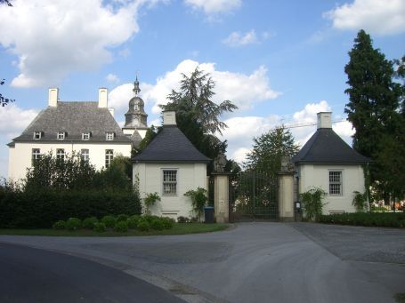 Hünxe : Schloss Gartrop, im Bild links das Herrenhaus, rechts die Torhäuser